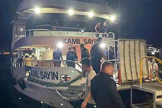 Паром столкнулся с сухогрузом в Босфоре