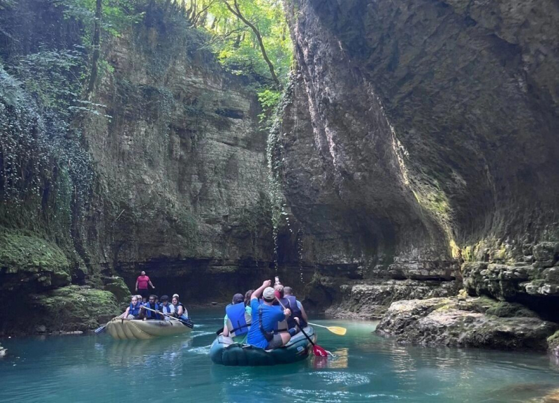 Бархатный сезон на грани: куда ехать, если Крым под атакой, а Сочи — как Мальдивы