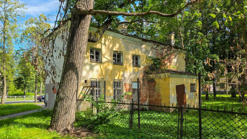 Беглов: Два памятника в Петергофе восстановят по программе «Рубль за метр»