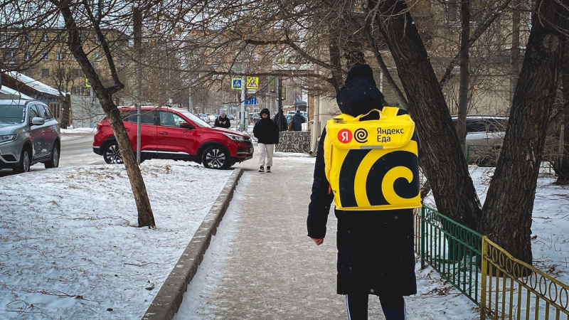 Благодаря бдительности курьера пожилой житель Петербурга не лишился 248 тысяч рублей