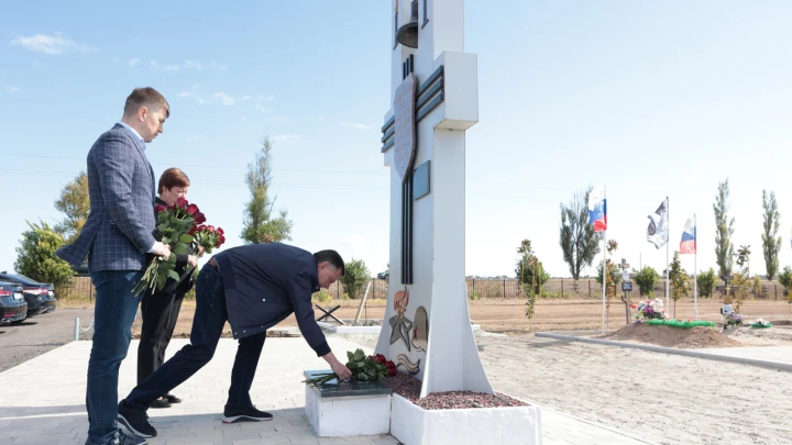 Губернатор Ростовской области почтил память павших воинов в Цимлянском районе