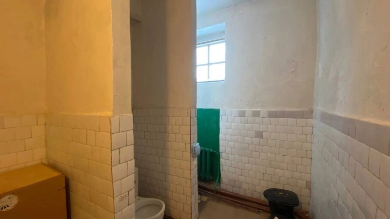 И ведро, и унитаз: как в сельской школе учат детей пользоваться туалетом