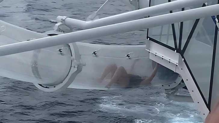 «Я бы мгновенно умерла». Женщина застряла в горке на круизном лайнере: жуткое видео