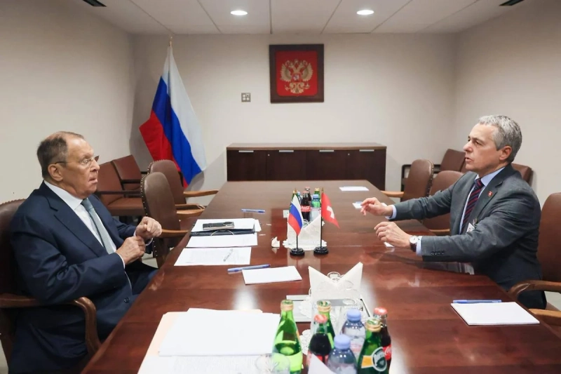 Лавров обсудил с главой МИД Швейцарии Кассисом недружественную политику Берна