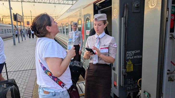 «Меня прямо в очереди затрясло всю»: у россиян стали требовать красный штамп при покупке жд-билетов
