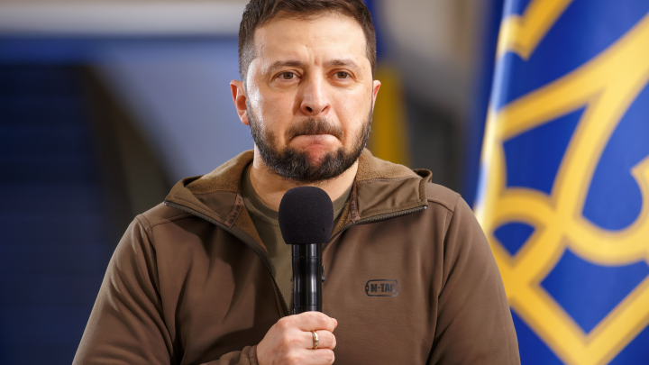 На фоне ударов ВСУ по Новороссийску Зеленский пожаловался на жестокость современного оружия и ИИ