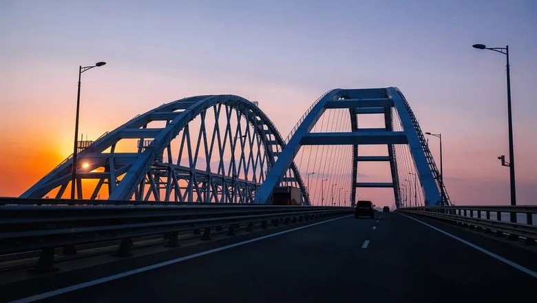 На Крымском мосту ночью вновь приостановили движение