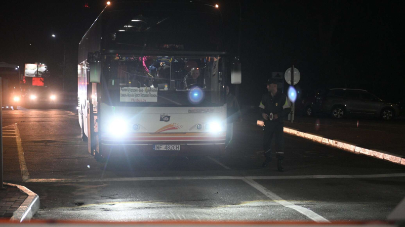 "Невезучему" автобусу наконец повезло: как Польша открывала границу с Беларусью