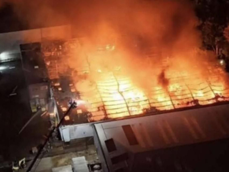 «Огромный огненный шар»: в британском Суиндоне, где откроют завод дронов, рвутся склады боеприпасов