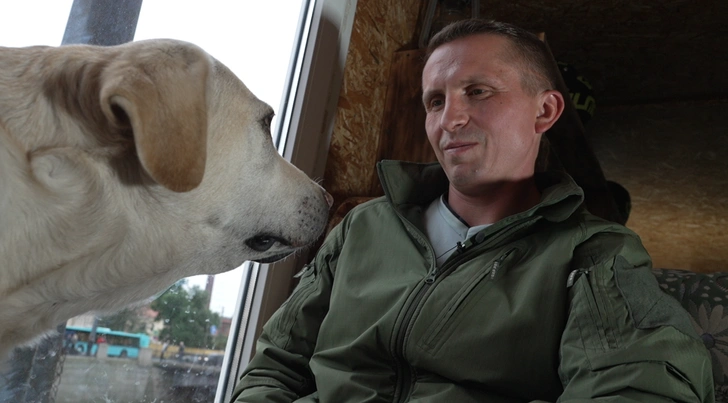 Петербуржец превратил старый грузовик в «дачу на колесах» с террасой на Обводном канале