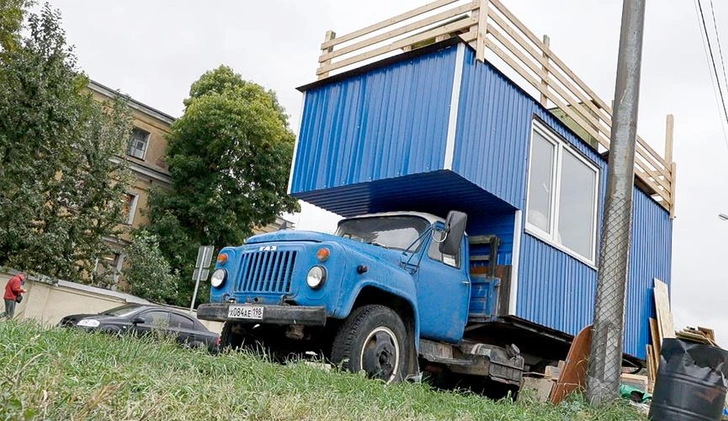 Петербуржец превратил старый грузовик в «дачу на колесах» с террасой на Обводном канале