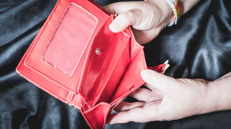 Петростат рассказал, кому в Петербурге сильнее всего подняли зарплату в августе