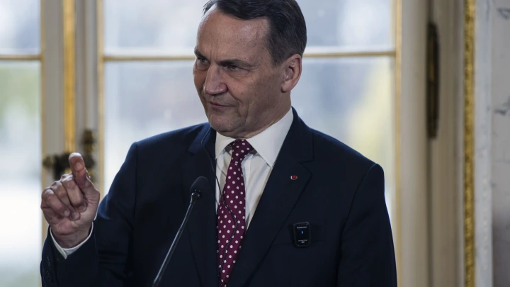 Поляк Сикорский стрелял в русских. Не попал и сбежал: Это ещё не тянет на уголовное дело?