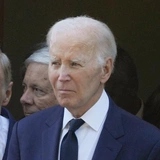 Президентский троллинг: Трамп заменил портрет Байдена в Белом доме на фото автопера для подписывания документов