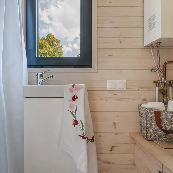 Сбежать из города по-французски: оцените крошечный дом-прицеп Hirondelle, который и стоит недорого