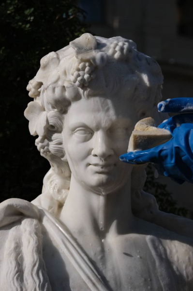 Скульптуры из петербургских парков и пригородов отправили на промывку (фото)