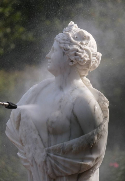 Скульптуры из петербургских парков и пригородов отправили на промывку (фото)