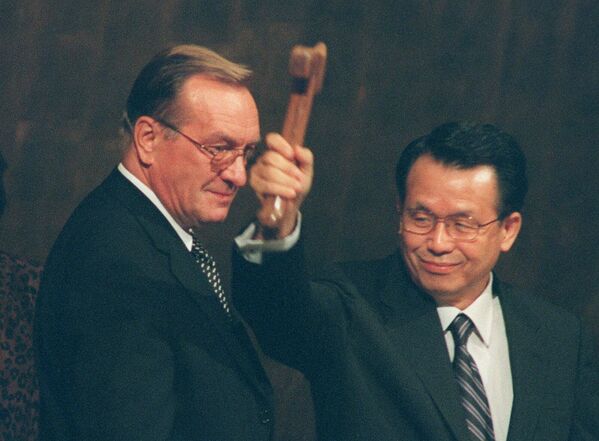 История одного молоткаВ 1952 году Исландия подарила Генассамблее деревянный молоток, которым председатель открывает и закрывает заседания. Этот символ Ассамблеи в 1960 году сломался, когда председатель, ирландский дипломат Фредерик Боланд, пытался утихомирить Никиту Хрущева.Позже Исландия подарила новый молоток, но он в 2005 году таинственно исчез, и его пришлось заменить еще одним.На фото: уходящий председатель 55-й сессии ГА ООН Хари Холкери (Финляндия, слева) передает свой молоток министру иностранных дел Южной Кореи Хан Сын Су, который сменяет его на этом посту.