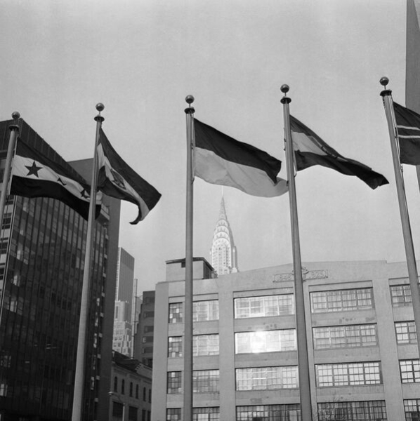 Первая и единственная попытка выйти из ООН20 января 1965 года Индонезия объявила о своем решении выйти из организации &amp;quot;на данном этапе и в данных обстоятельствах&amp;quot; – причиной стало избрание Малайзии в Совет Безопасности ООН.На фото: индонезийский флаг (в центре) развевается у здания штаб-квартиры ООН в Нью-Йорке 22 января 1965 года, несмотря на официальное уведомление о решении страны выйти из этой организации. Слева – флаг Ирана, справа – флаг Индии. В телеграмме от 19 сентября 1966 года она объявила о своем решении &amp;quot;возобновить сотрудничество с Организацией Объединенных Наций и участие в ее деятельности в полном объеме&amp;quot;. 