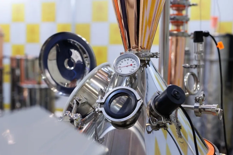 У продававшей суррогат воспитательницы из Ленобласти изъяли самогонный аппарат