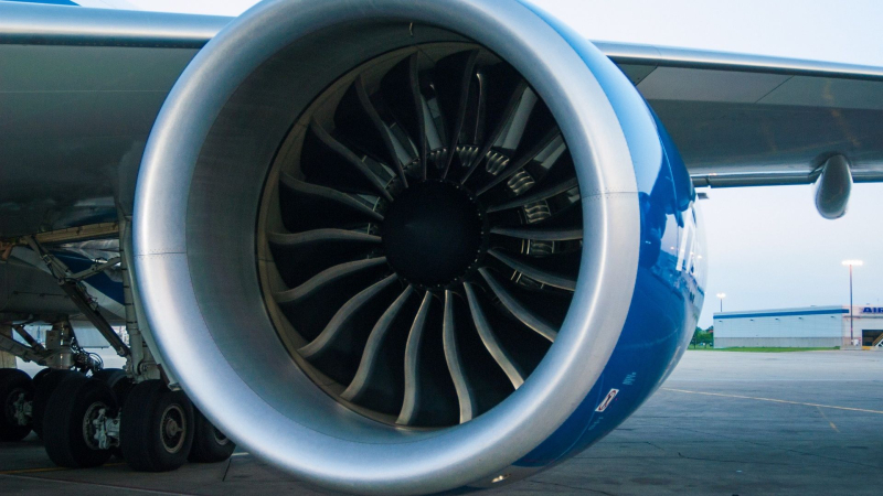 Вылетавший в Петербург самолет столкнулся с другим лайнером в Шереметьево