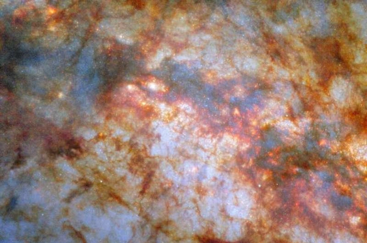 Завораживающий снимок «Хаббла»: тлеющее сердце небесной сигары