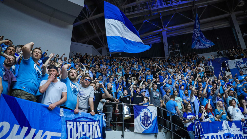 «Зенит» оштрафован на 600 тысяч за оскорбительный баннер и кричалки болельщиков