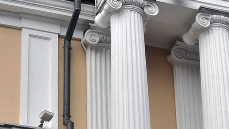 Архитектурный декор из современных композитов: как выбрать материал для фасада и интерьера