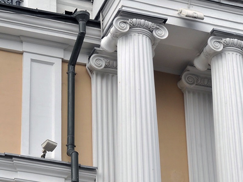 Архитектурный декор из современных композитов: как выбрать материал для фасада и интерьера