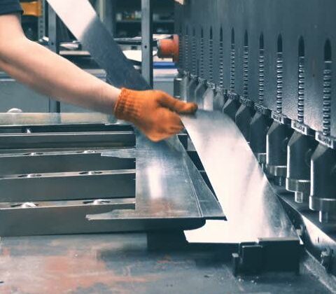 Лазерная резка, рубка и гибка металла в Москве: как получить качественные детали без переплат