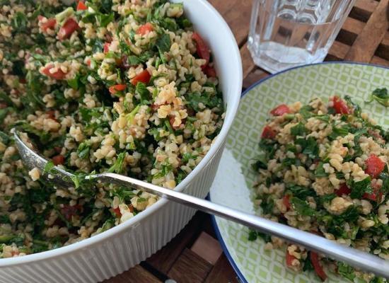 Табуле — классический рецепт с булгуром или табуле с киноа. Вариации классического рецепта. Купить ингредиенты для салата в магазине ЕДа-Природа.