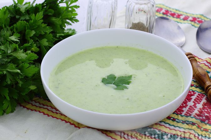 Фото к рецепту: Суп-пюре из кабачков с молоком, петрушкой и чесноком