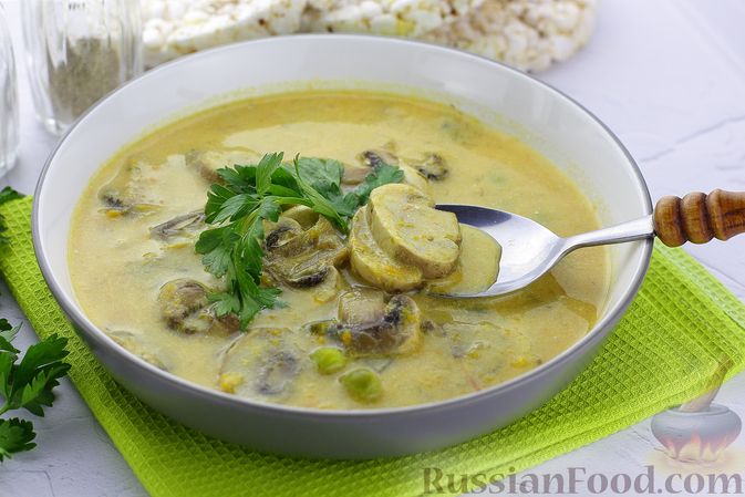 Фото к рецепту: Овощной суп-пюре с шампиньонами, зелёным горошком и сыром