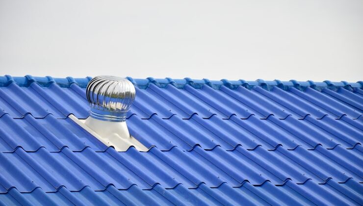 Металлочерепица или профнастил — что лучше для крыши дома