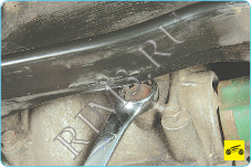 ПРОВЕРКА УРОВНЯ, ДОЛИВКА И ЗАМЕНА МАСЛА В РЕДУКТОРЕ ЗАДНЕГО МОСТА, Шаг 8