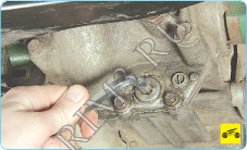 ПРОВЕРКА УРОВНЯ, ДОЛИВКА И ЗАМЕНА МАСЛА В РЕДУКТОРЕ ЗАДНЕГО МОСТА, Шаг 9