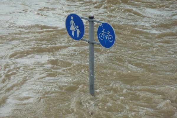 В Можге после прорыва плотины затопило часть города